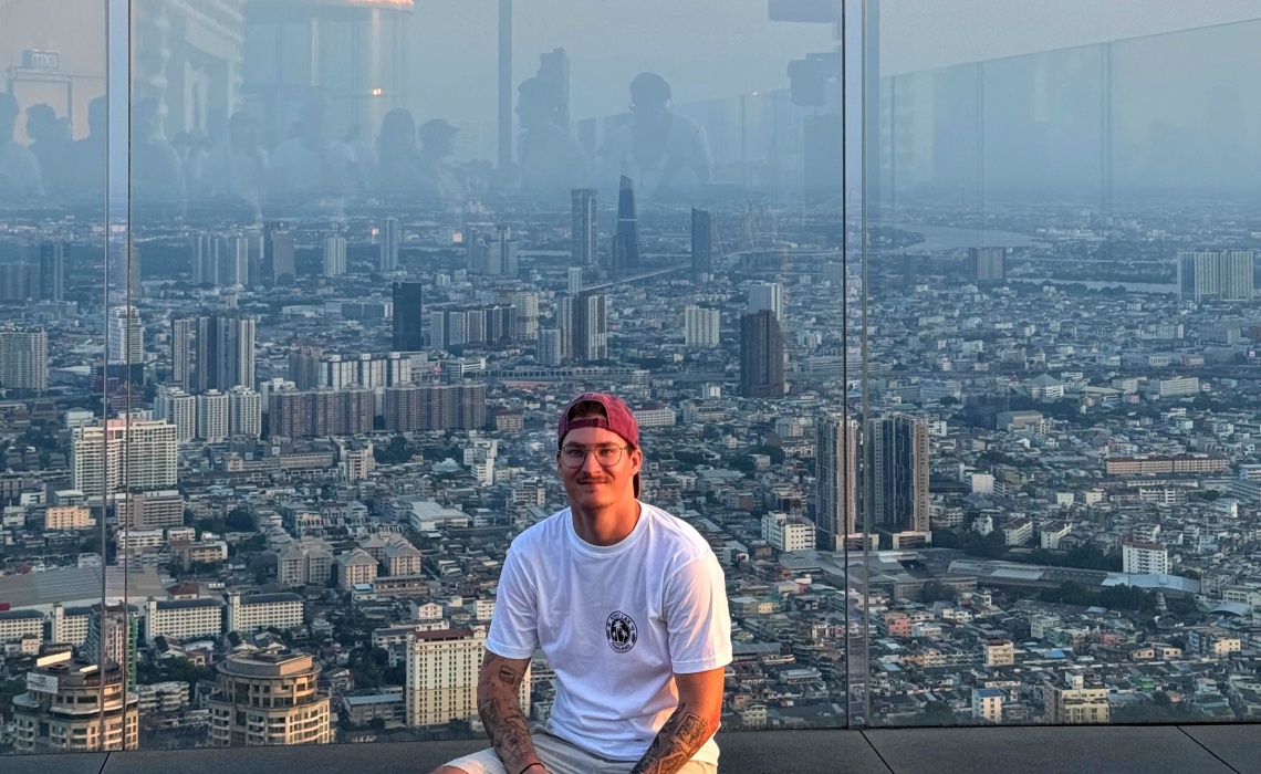 Nico Krippel vor der Skyline Bangkok