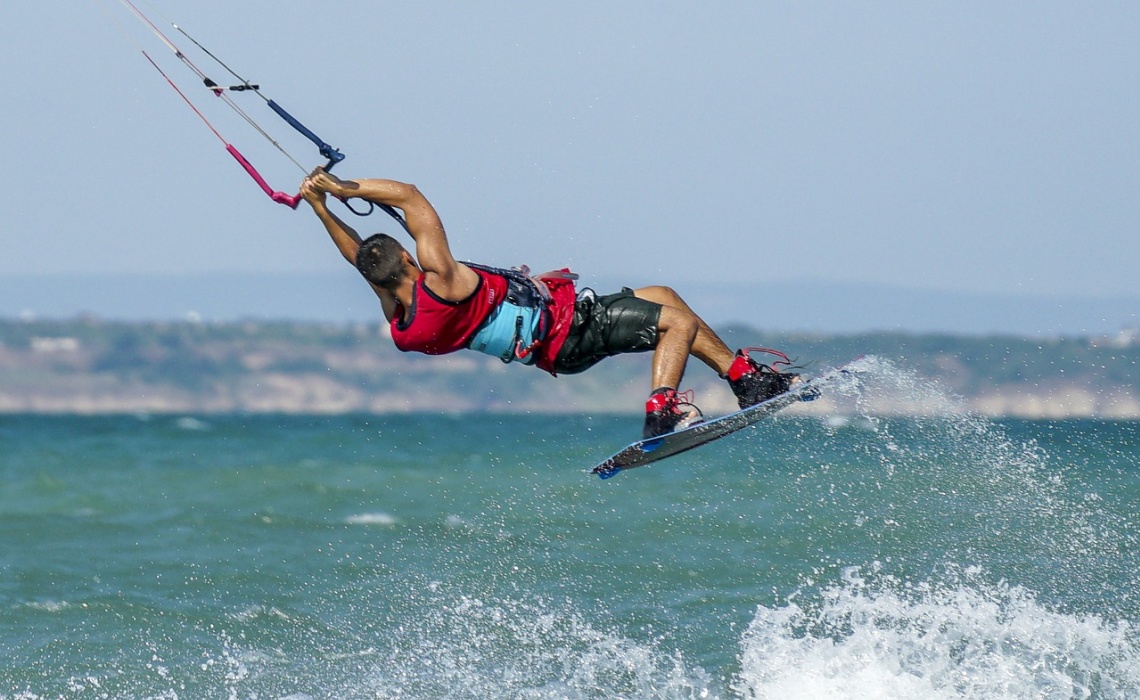 Kite Surfer im Wasser