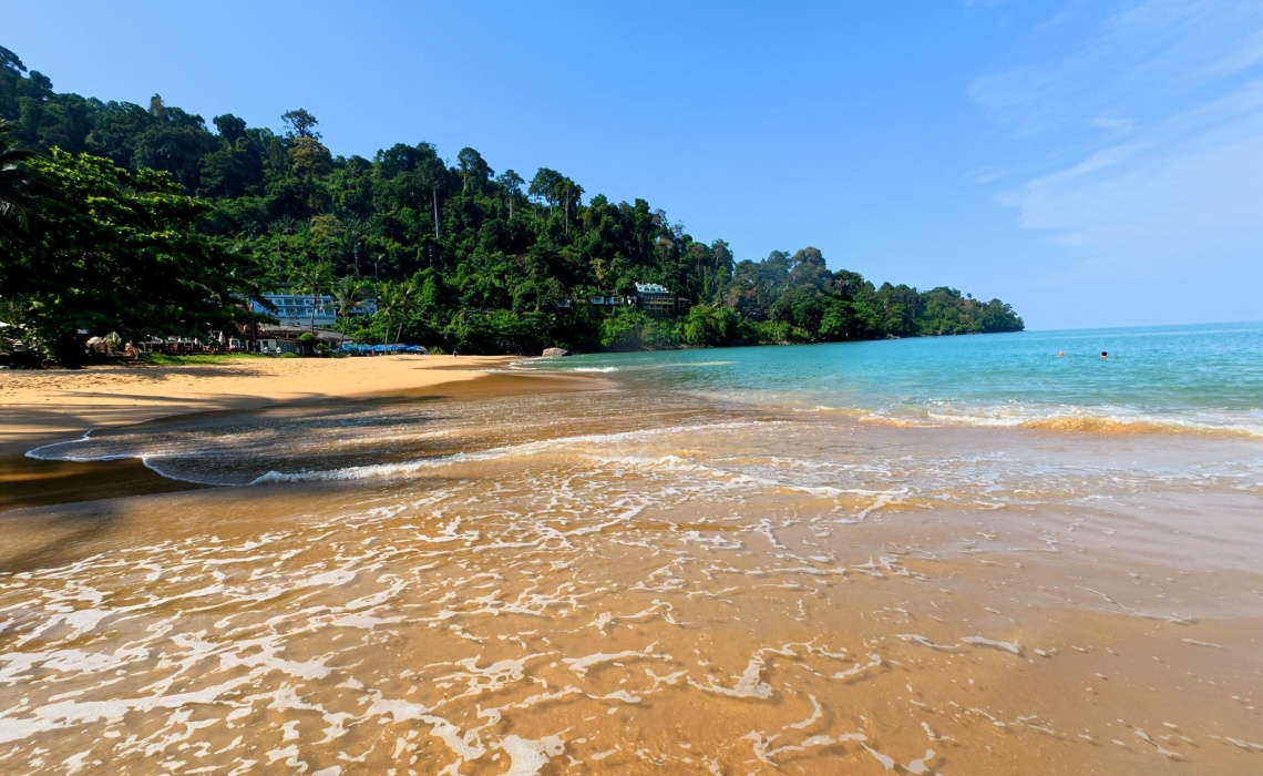 Einsamer Strand auf Thailand, Wasser und Wald 