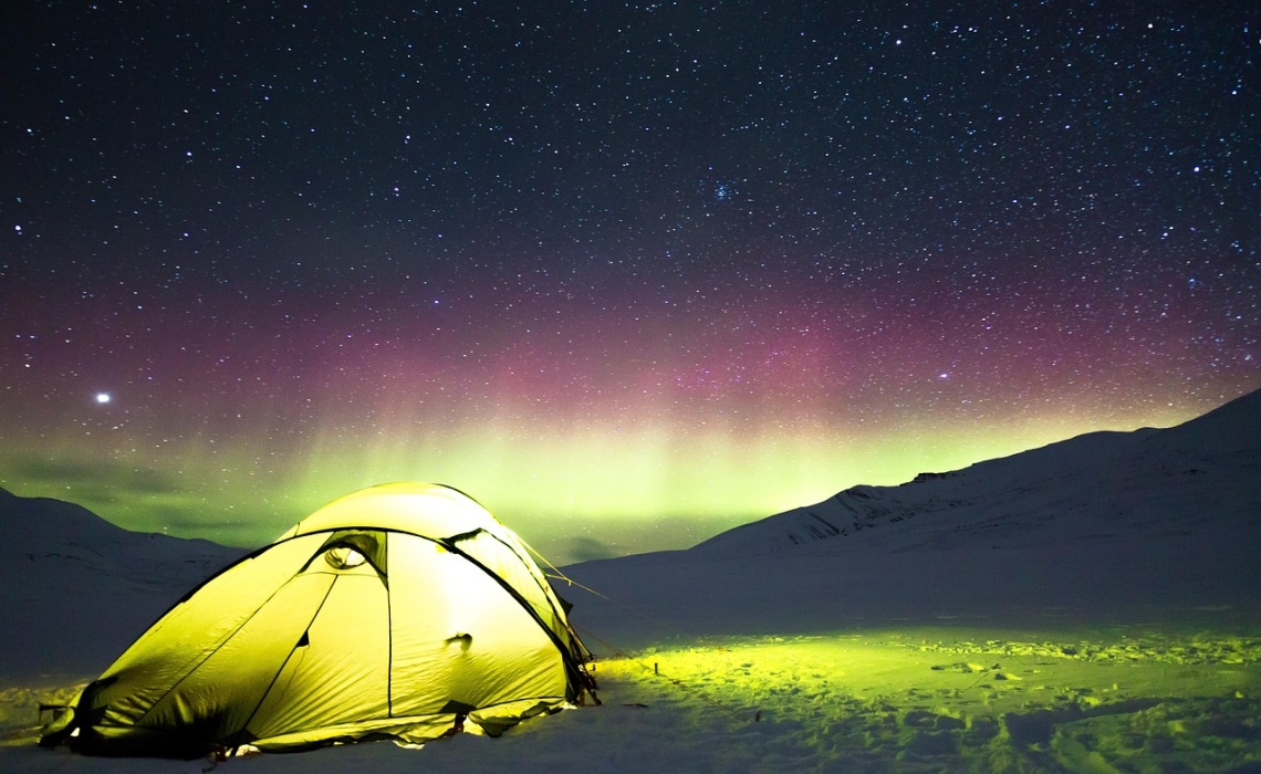Durchsichtiges Zelt im Hintergrund Polarlichter