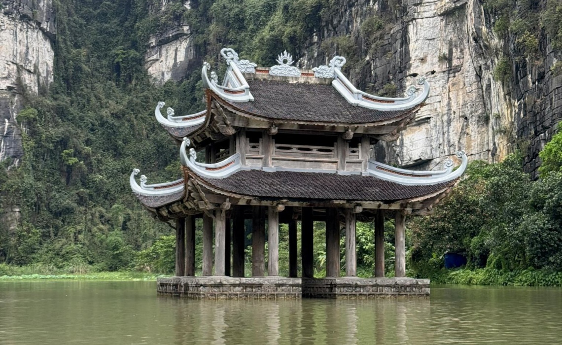 Tempel in Trang Ang im Wasser 