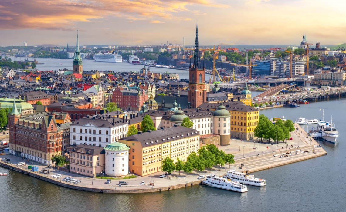 Stockholm Blick &uuml;ber die Stadt mit H&auml;usern und Schiffen