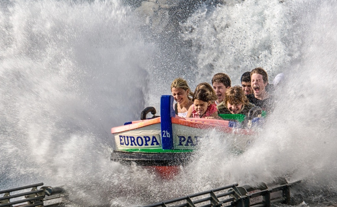Kinder auf der Wasserrutsche Europa Park