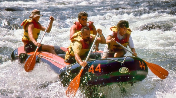 Vier Personen beim Rafting