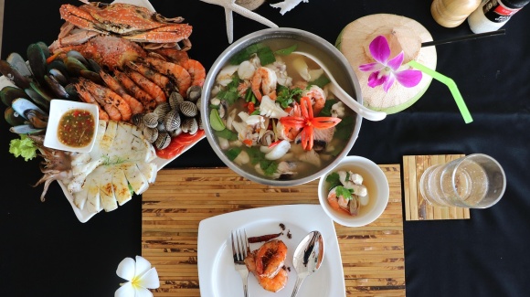 Thai Essen Meeresfr&uuml;chte verschiedene Gerichte auf einem Tisch