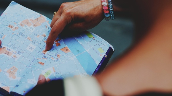 Stadtplan und Finger der darauf zeigt