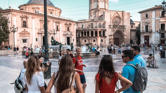 Stadtf&uuml;hrung mitMenschen vor einem Brunnen