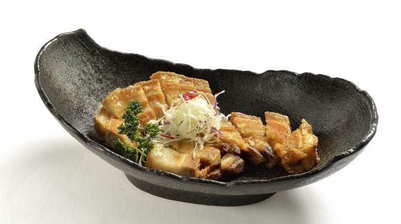 Lechon Kawali typisches Essen aus Schweinefleisch