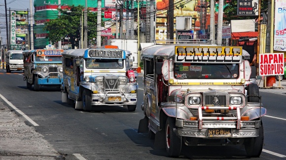 Jeepneys, eine ikonische und beliebte Form des &ouml;ffentlichen Nahverkehrs