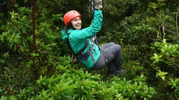 Frau beim Canyoning  im Dschungel