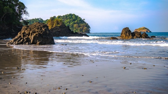 Costa Rica Strand mit Felsen und Dschungel im Hintergrund