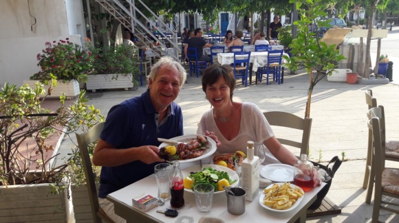 Manuela und Robert genie&szlig;en ein Essen in der Taverne