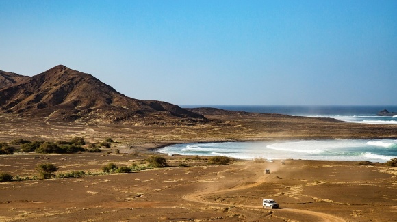 Sandlandschaft mit Jeep und Meer