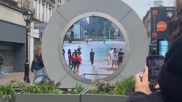 Kunstinstallation Das Portal in Dublin mit vielen Menschen