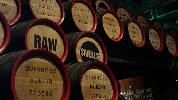 Holzf&auml;sser mit Guinness