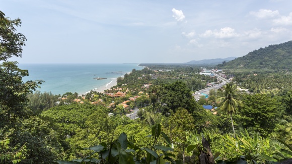 Blick auf Khao Lak mit Strand und Hinterland