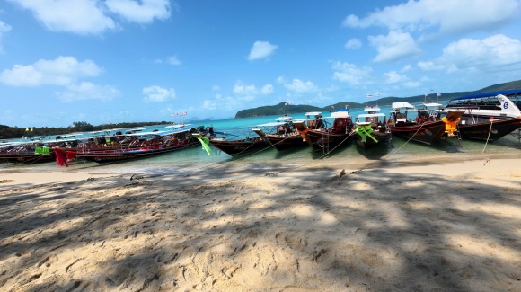 Longtail Boot auf Pig Island, Strand und Meer