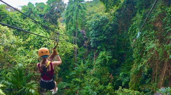 Eine Frau auf der Zipline auf Kho Samui