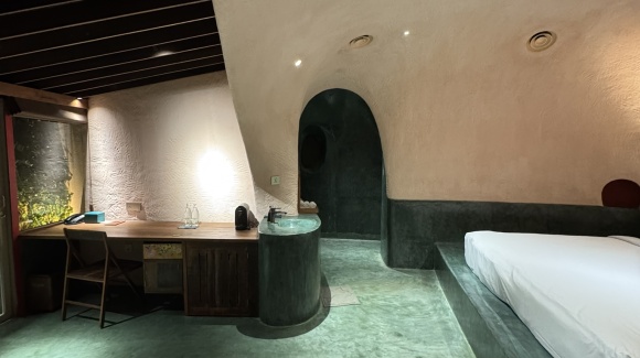 Zimmer im R&ecirc;u Boutique Hotel, Bett, Schreibtisch