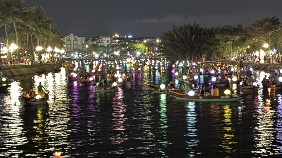 Hoi An Laternen River Cruise mit vielen beleutetet Booten