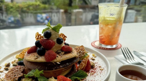 Teller mit Pancake und Obst, ein Getr&auml;nk und Kaffee