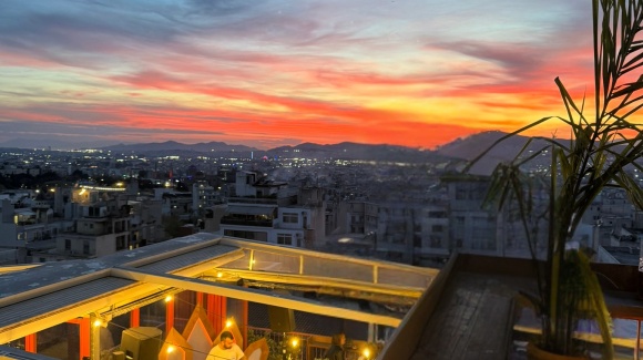 Blick von der Rooftop Bar auf die Altstadt von Athen bei Sonnenuntergang