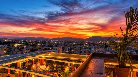 Blick von der Rooftop Bar auf die Altstadt von Athen bei Sonnenuntergang