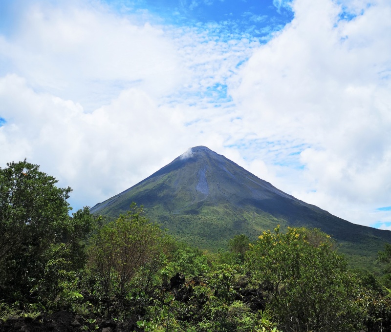 Blick auf Vulkan vor blauem Himmel