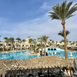 Blick auf die Poollandschaft des Iberotel Makadi Beach Hotels