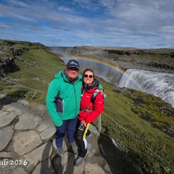 Traude und Heinz in Island, im Hintergrund Regenbogen