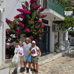 Familie Oanea und Reiseleiter Toni auf Syros vor einer sch&ouml;nen H&auml;userfront