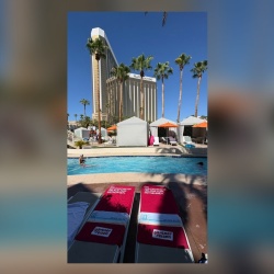 2 Liegen mit G&auml;rtner Reisen Handt&uuml;cher vor dem Hotel in Las Vegas