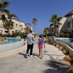 Carina und Thomas in der Hotelanlage Uzenie in Griechenland