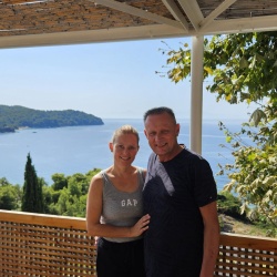 Martina und Jochen auf der Hotelterrasse mit Blick auf das Meer