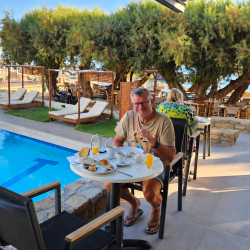 Andreas beim Fr&uuml;hst&uuml;ck am Pool im Hotel