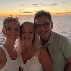 Familie an Bord der AidaCosma, zwei Frauen und ein Mann