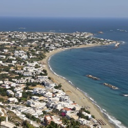 Blick von der Stadt auf Magazia Beach und Hotels