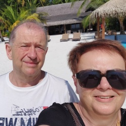 eine Mann und eine Frau am Strand auf den Malediven