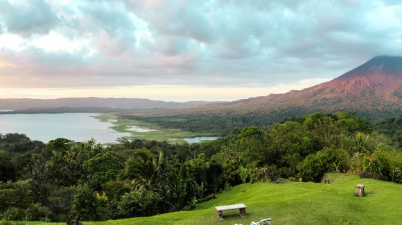 Blick auf Meer und Vulkan, Dschungel in Costa Rica