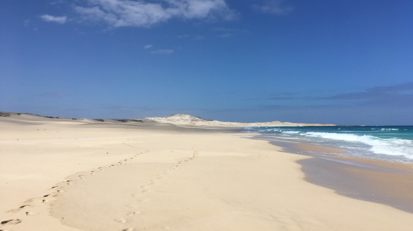 Endloser Strand mit Meer