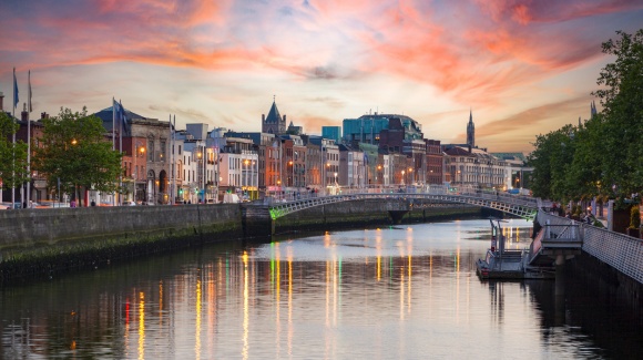 Blick auf Dublin, Fluss und Br&uuml;cke im Sonnenuntergang